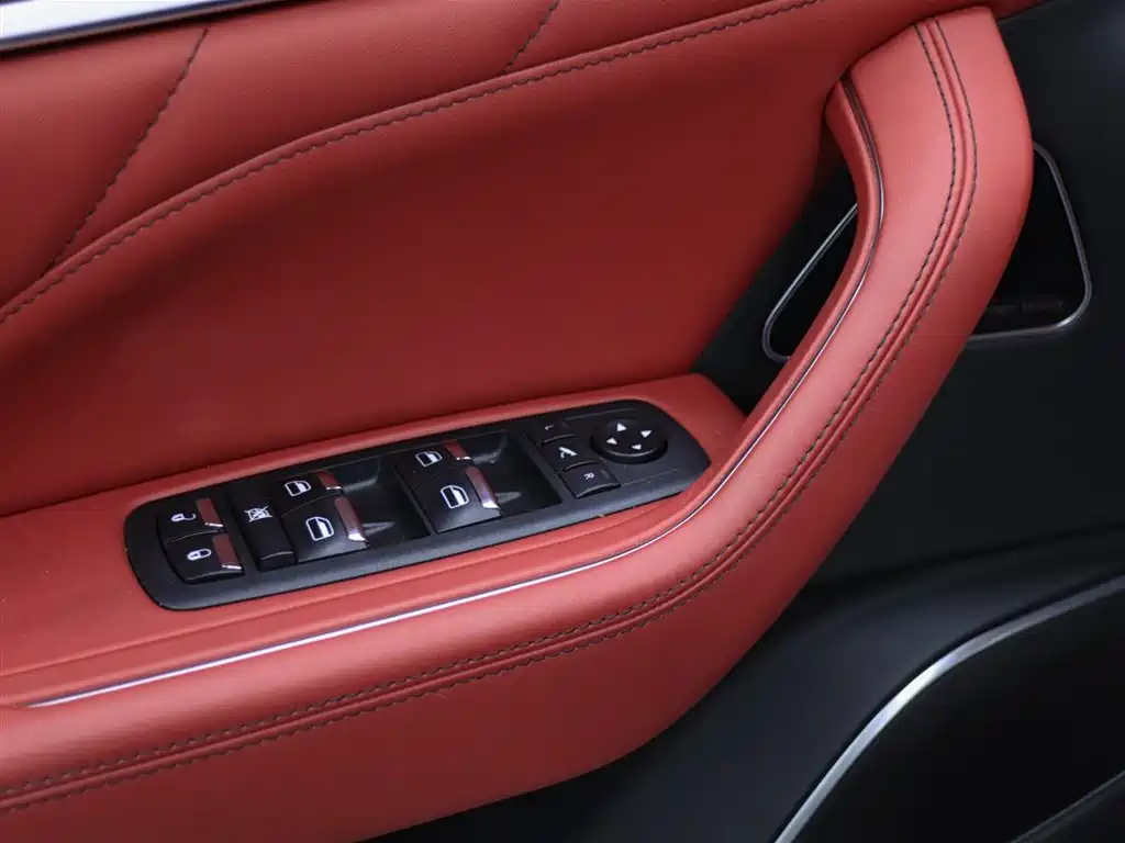 Maserati Levante 2023 — фото 22