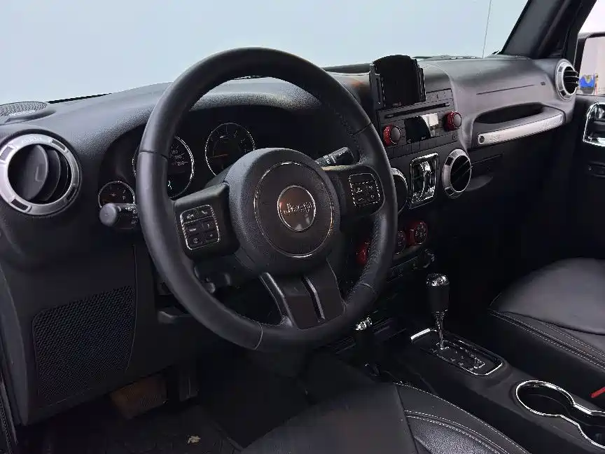 Jeep Wrangler 2016 — фото 13