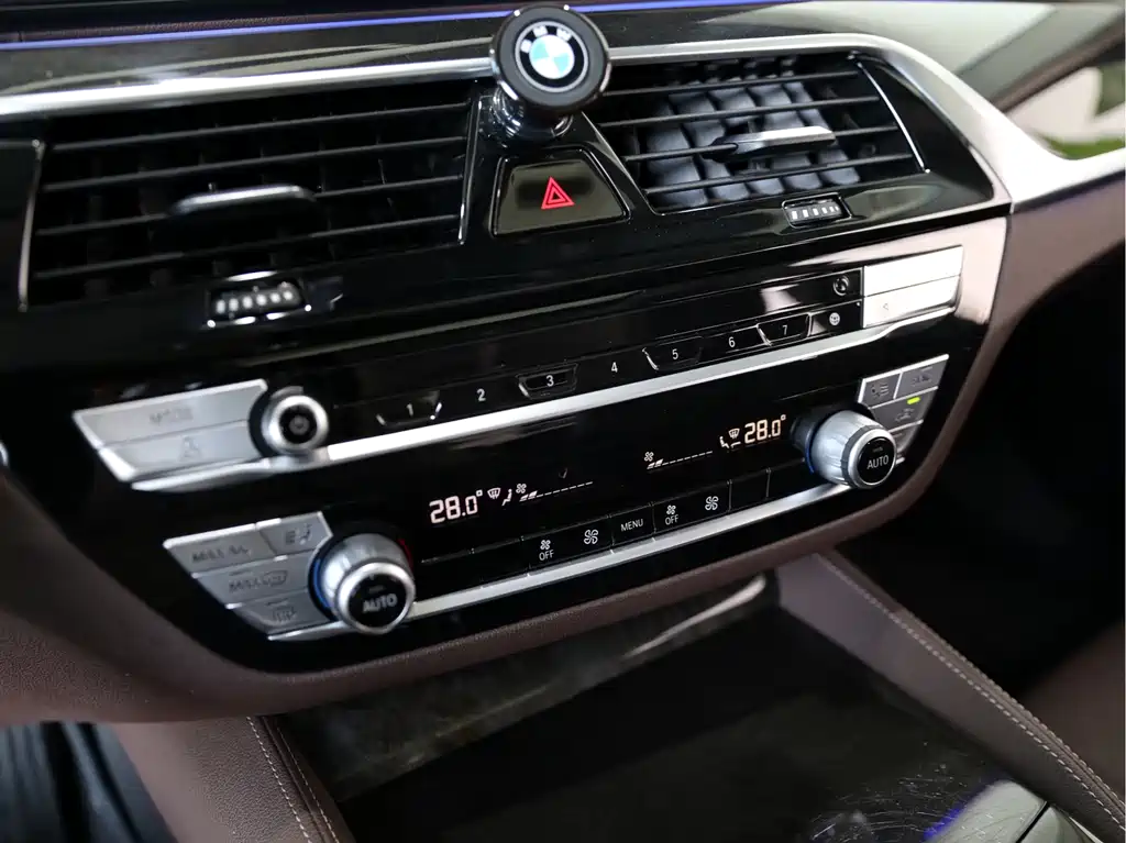 BMW 5 Series 2021 — фото 11