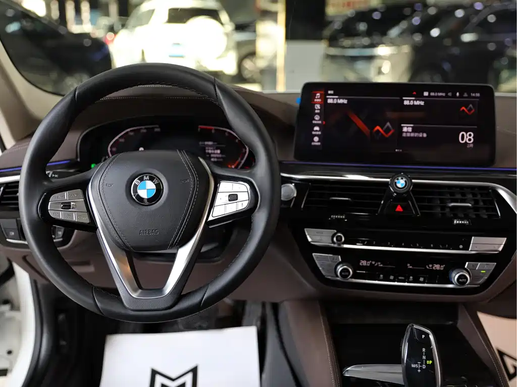 BMW 5 Series 2021 — фото 10