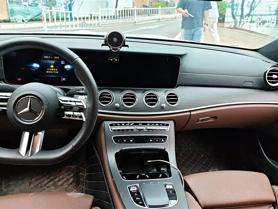 Mercedes-Benz E-Class 2022 — фото 12