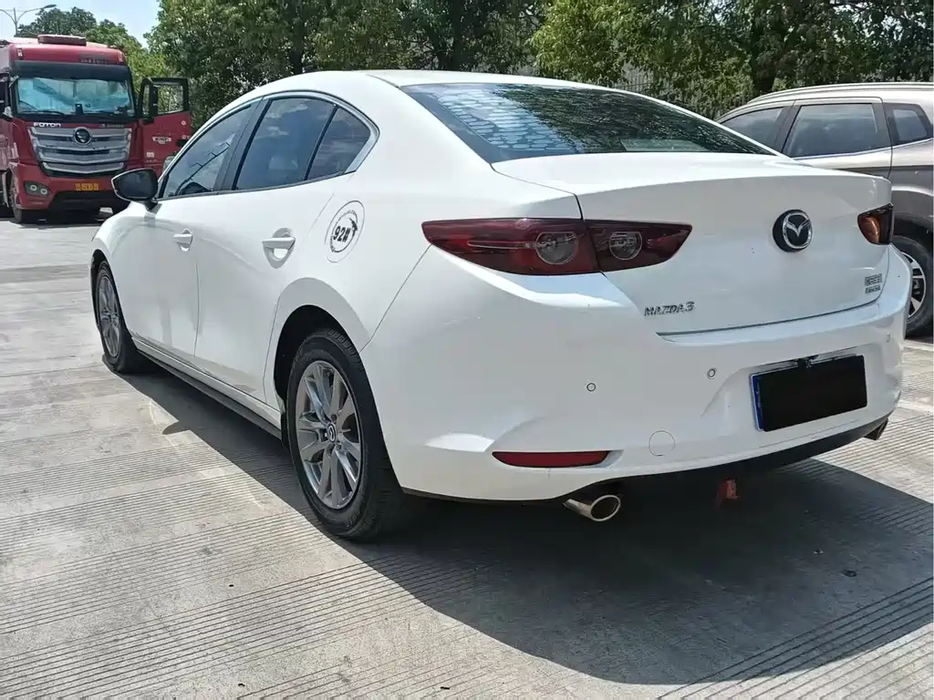 Mazda 3 Axela 2019 — фото 7