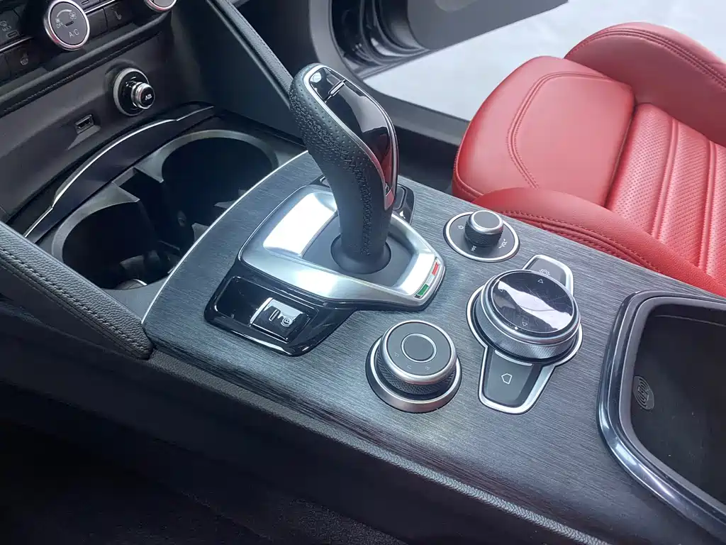 Alfa Romeo Stelvio 2025