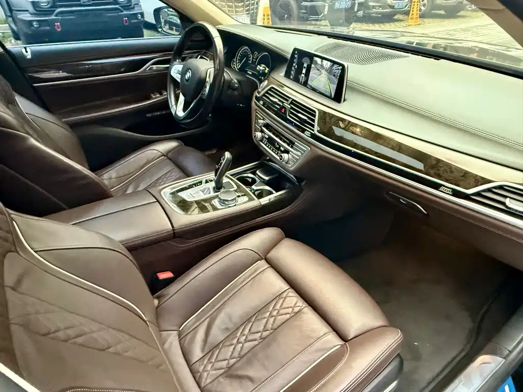 BMW 7 Series 2017 — фото 8