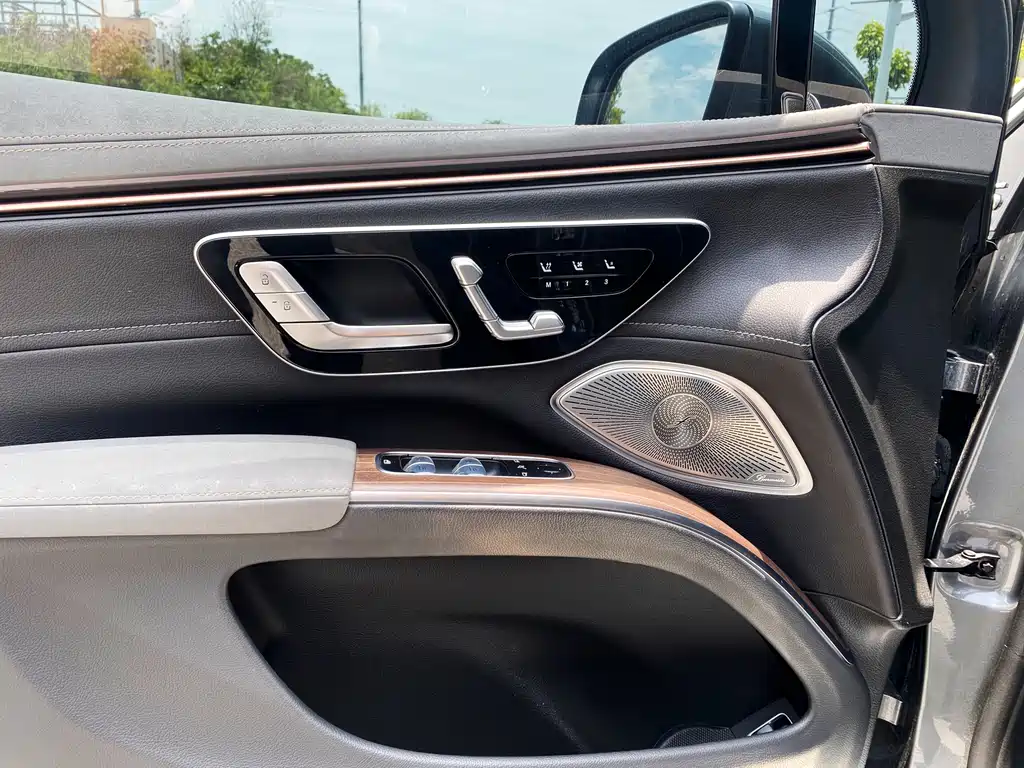 Mercedes-Benz EQS SUV 2023 — фото 20