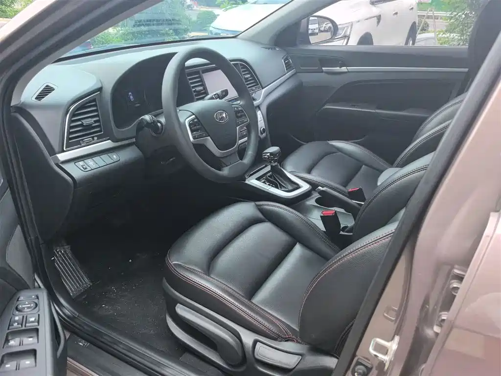 Hyundai Elantra 2018 — фото 18