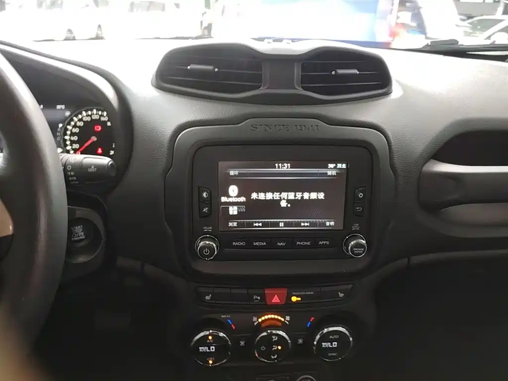 Jeep Renegade 2016 — фото 13