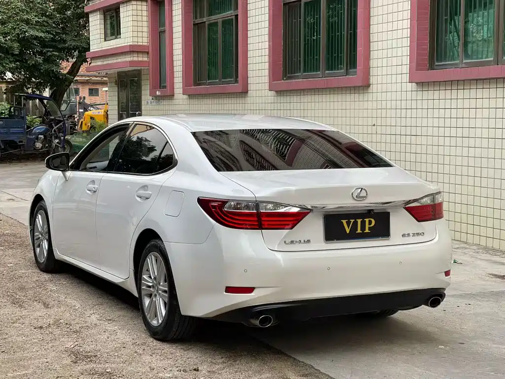 Lexus ES 2015 — фото 9