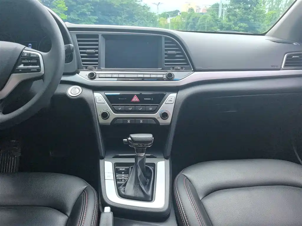 Hyundai Elantra 2018 — фото 23