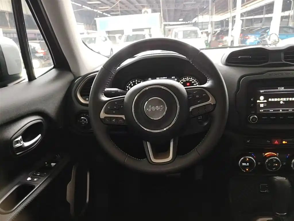 Jeep Renegade 2016 — фото 11