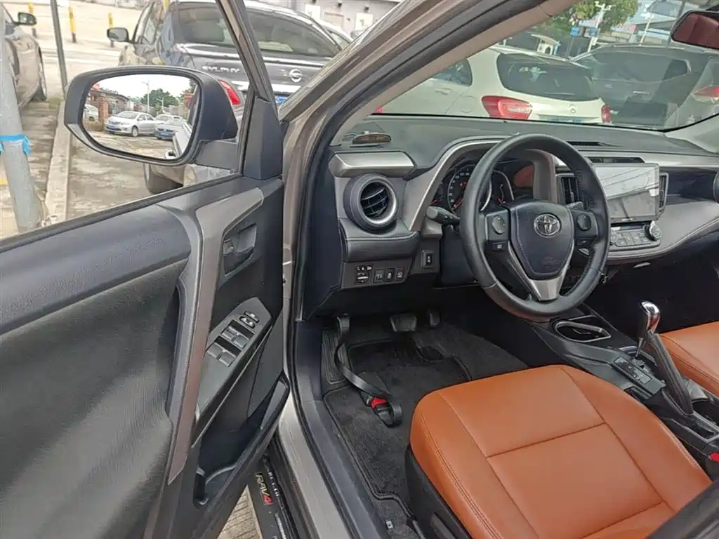 Toyota RAV4 2019 — фото 16