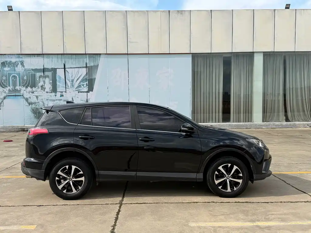 Toyota RAV4 2019 — фото 4