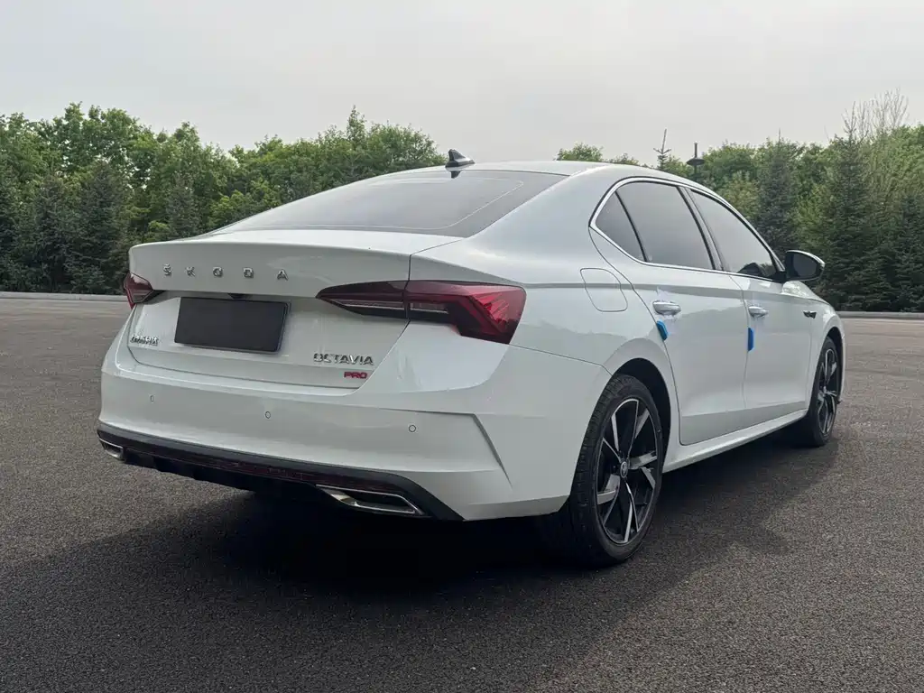 Skoda Octavia 2023 — фото 16