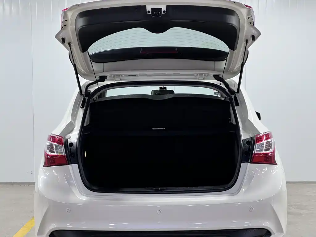 Nissan Tiida 2017 — фото 16