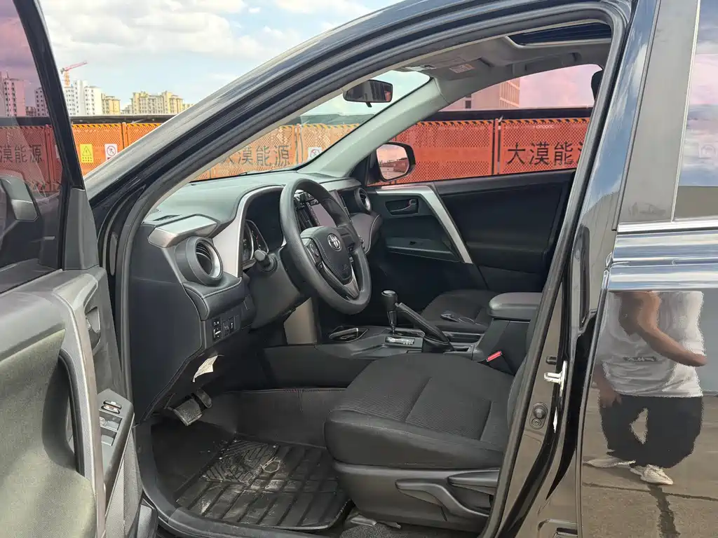 Toyota RAV4 2019 — фото 10