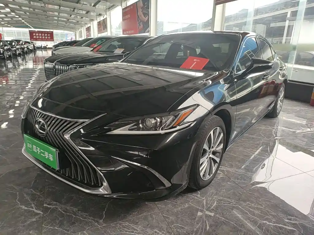 Lexus ES 2020 — фото 1