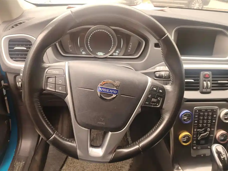 Volvo V40 2015 — фото 15
