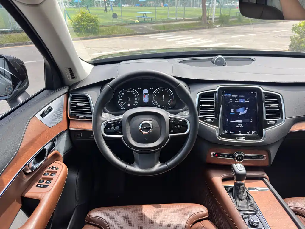 Volvo XC90 2018 — фото 23
