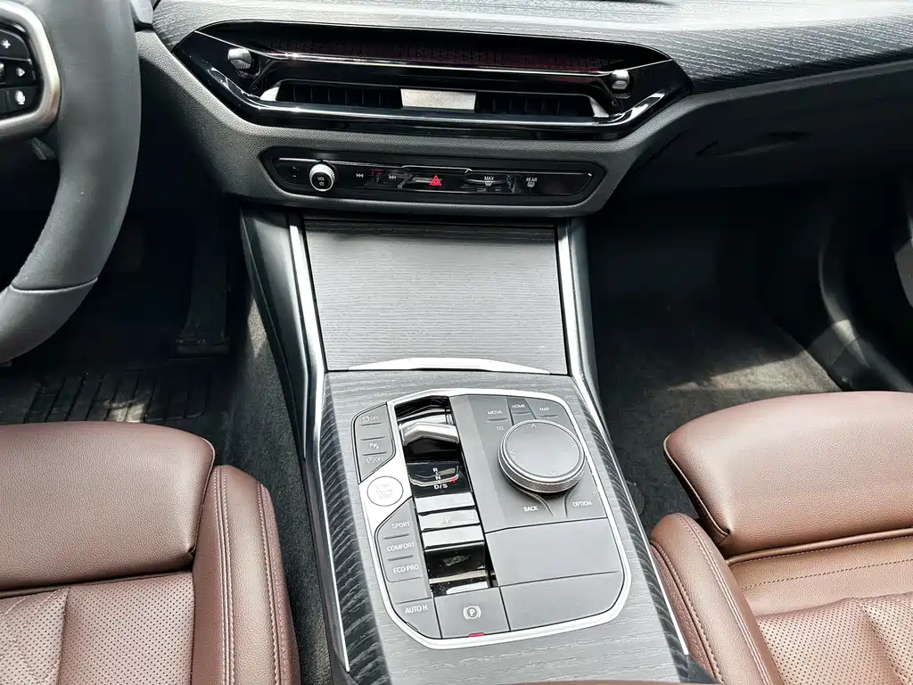BMW 3 Series 2025 — фото 16