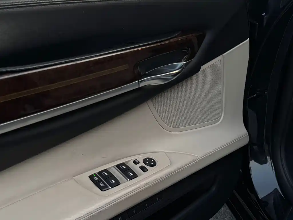 BMW 7 Series 2011 — фото 12
