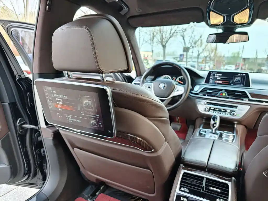 BMW 7 Series 2017 — фото 18