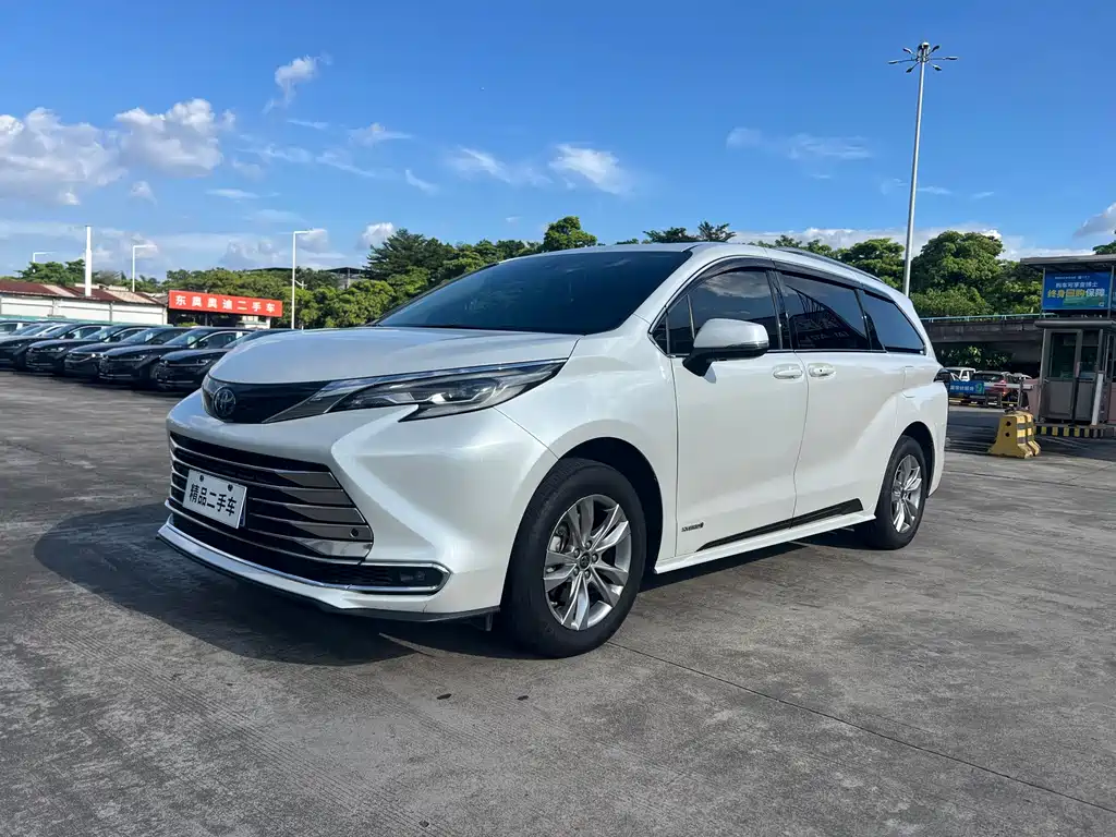 Toyota Sienna 2023 — фото 1