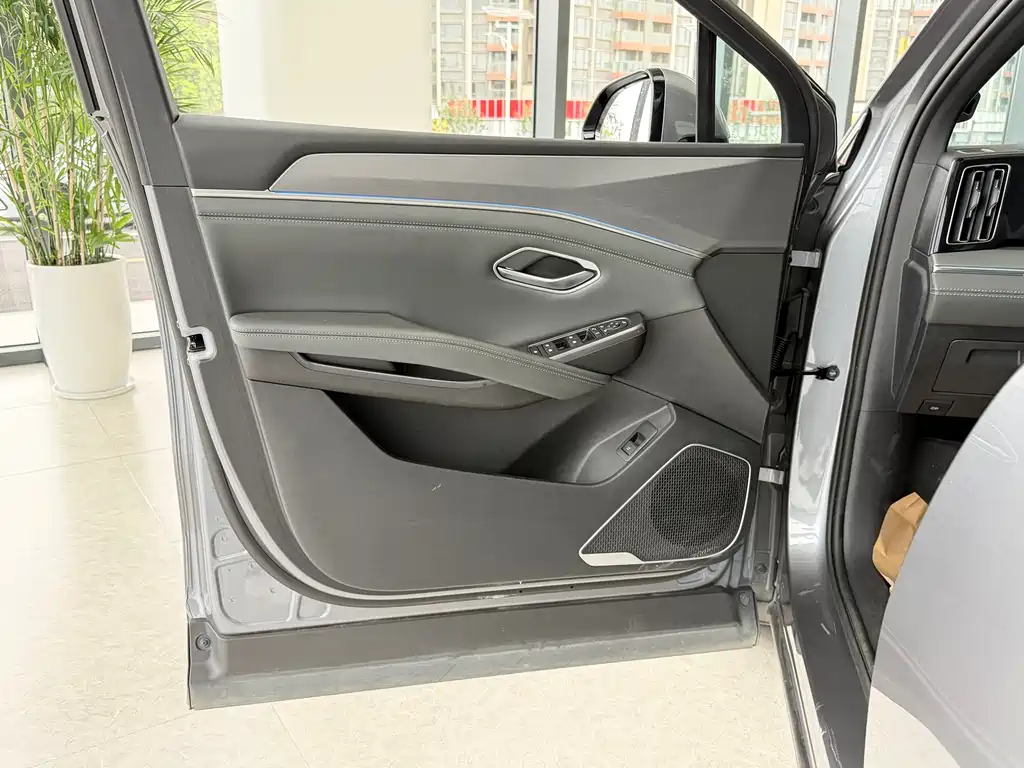 BYD L DM-i 2026 — фото 10