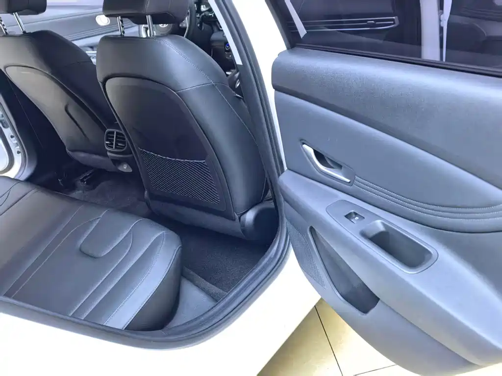 Hyundai Elantra 2023 — фото 11