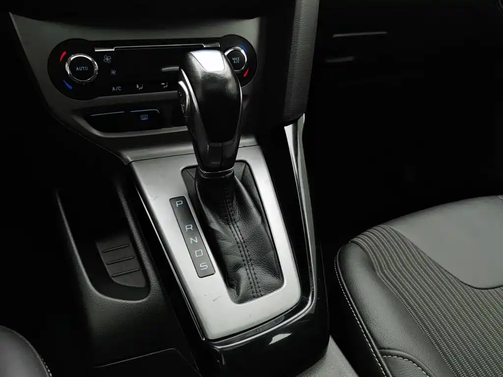 Ford Focus 2014 — фото 13
