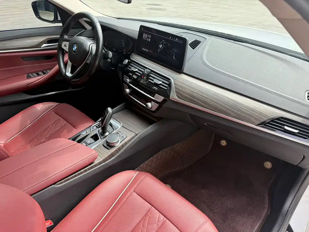 BMW 5 Series 2021 — фото 10