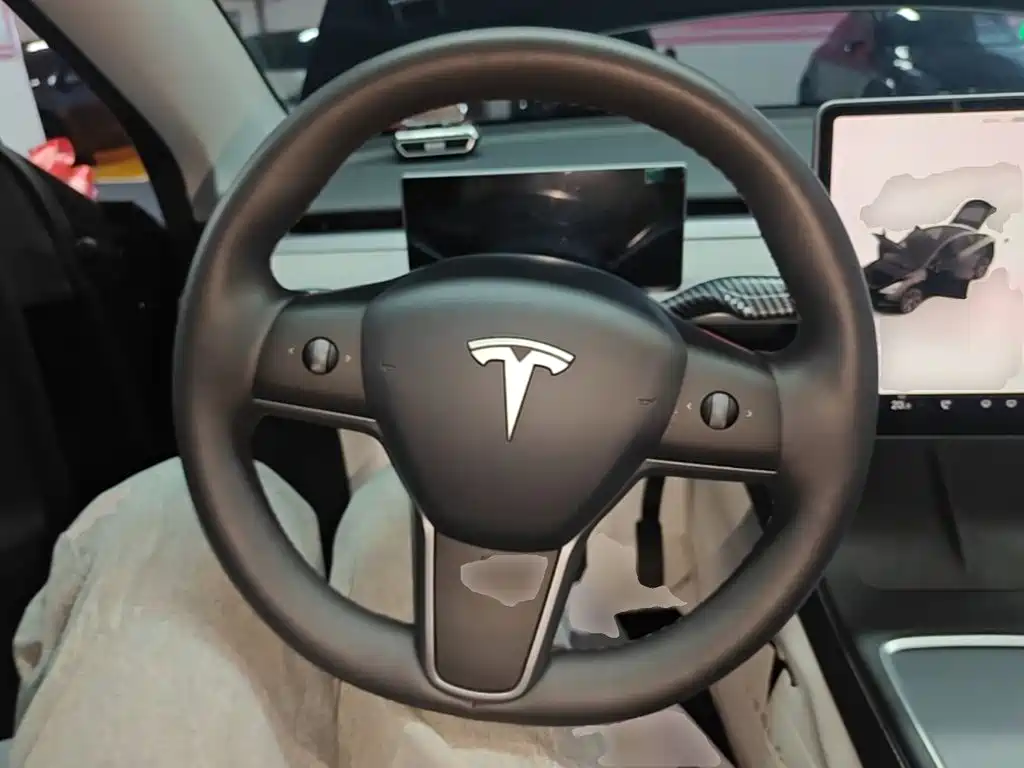 Tesla Model Y 2024 — фото 11