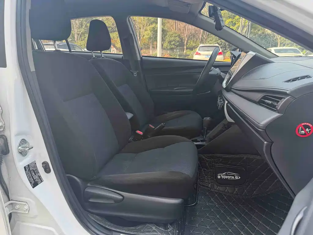 Toyota Yaris L 2019 — фото 12