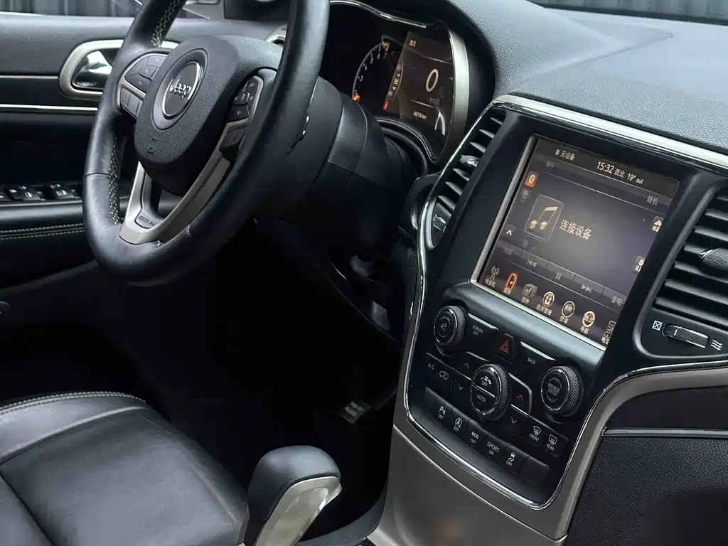 Jeep Grand Cherokee 2017 — фото 12
