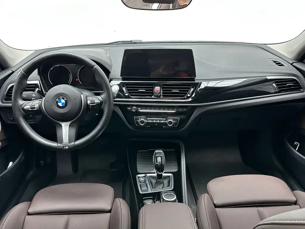 BMW 1 Series 2022 — фото 10