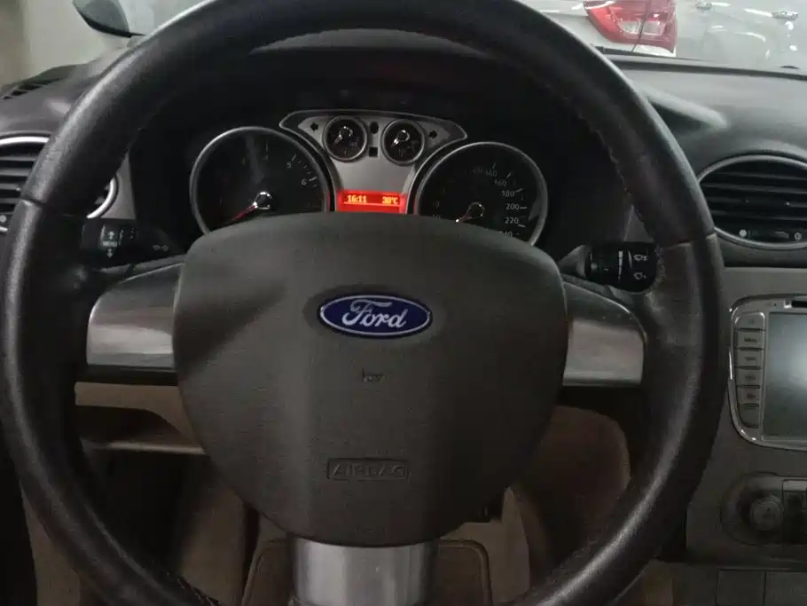 Ford Focus 2014 — фото 15