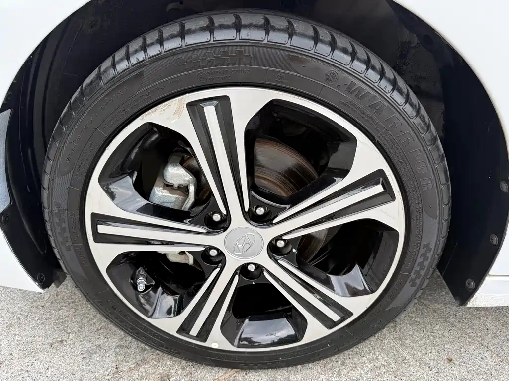 Hyundai Elantra 2019 — фото 17