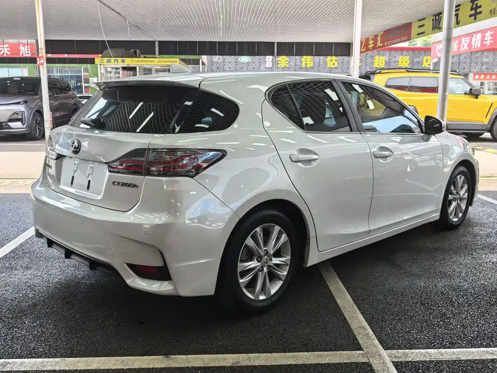 Lexus CT 2017 — фото 12