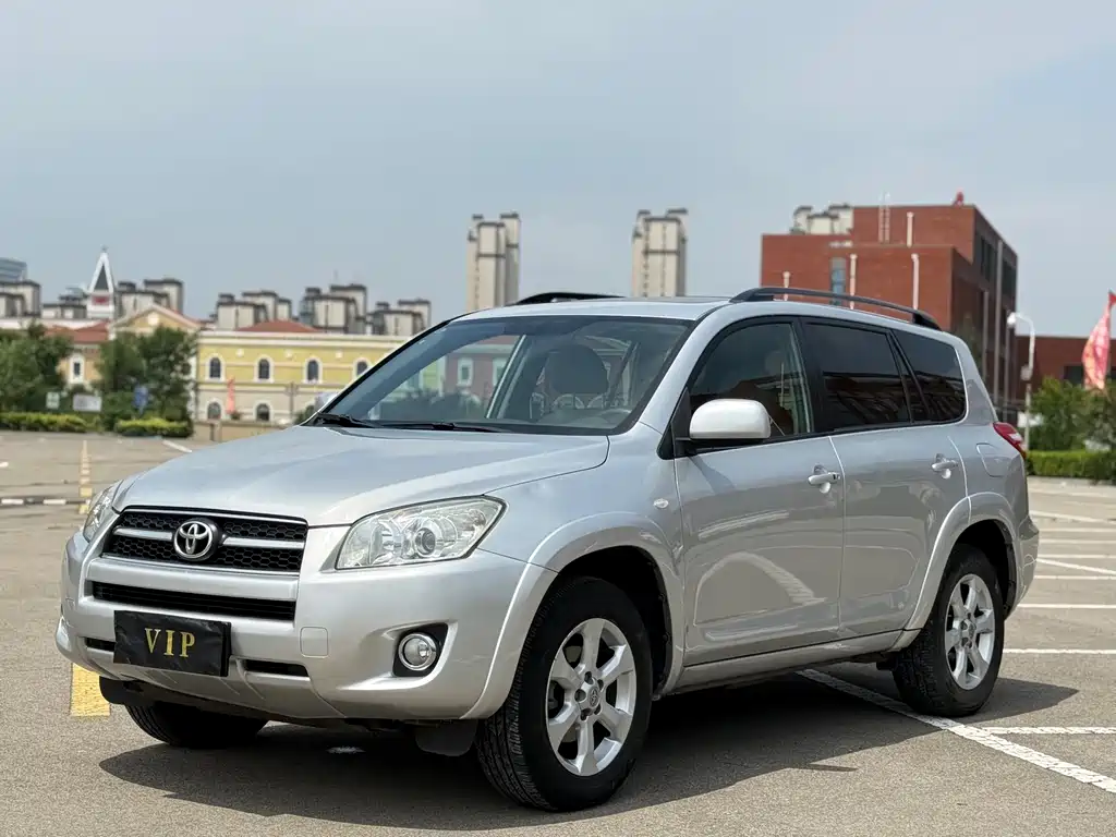 Toyota RAV4 2010 — фото 1