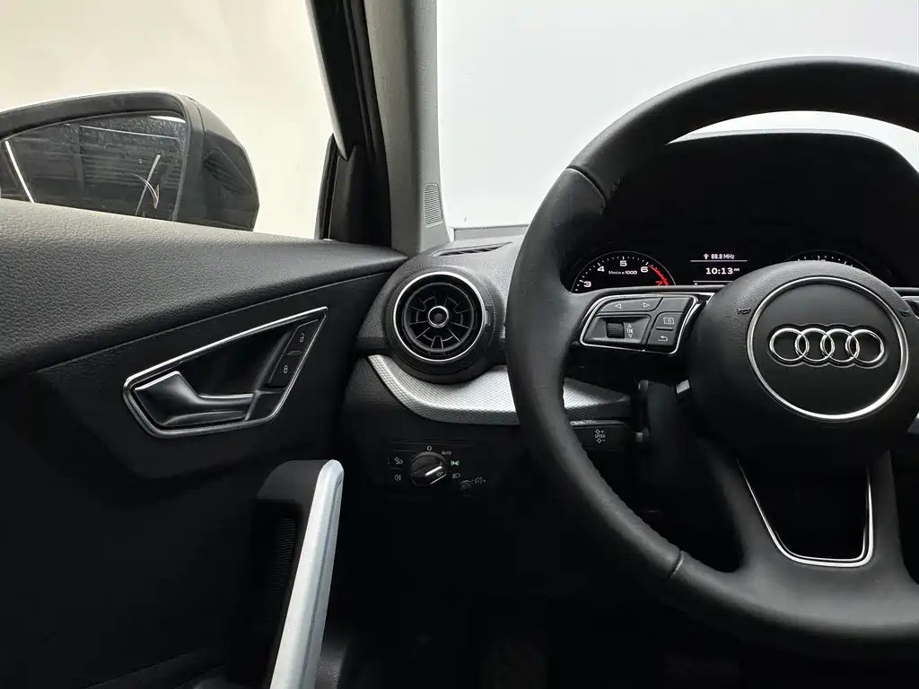 Audi Q2L 2019 — фото 20