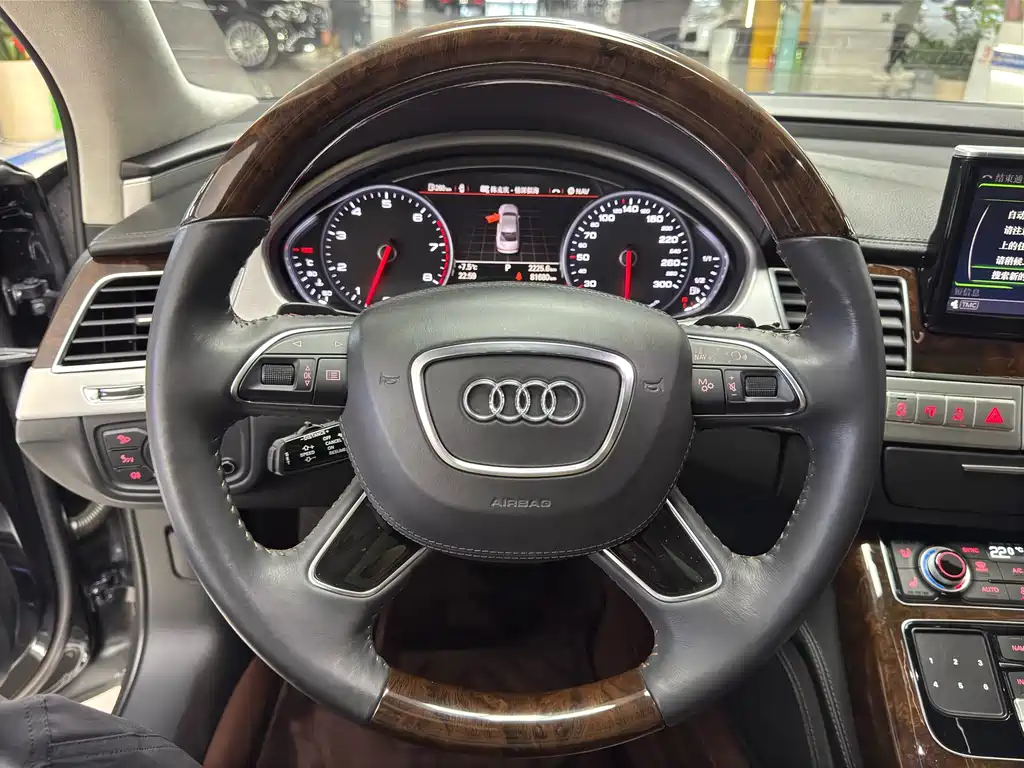 Audi A8 2015 — фото 12