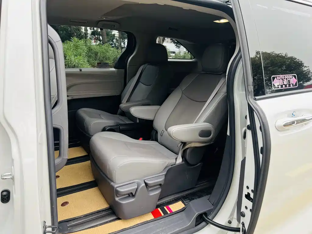 Toyota Sienna 2023 — фото 11