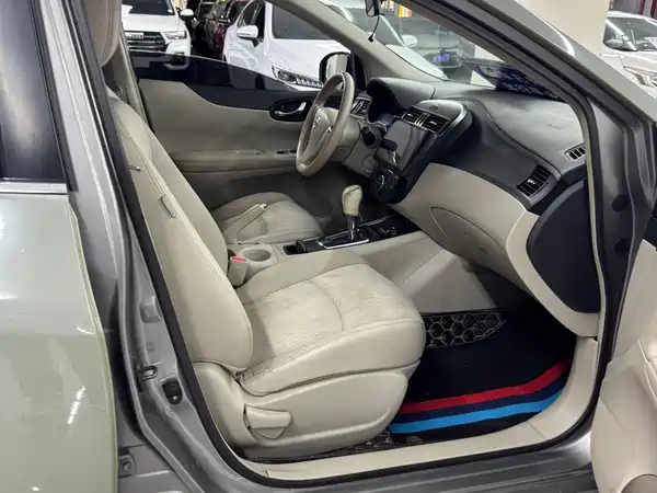 Nissan Tiida 2014