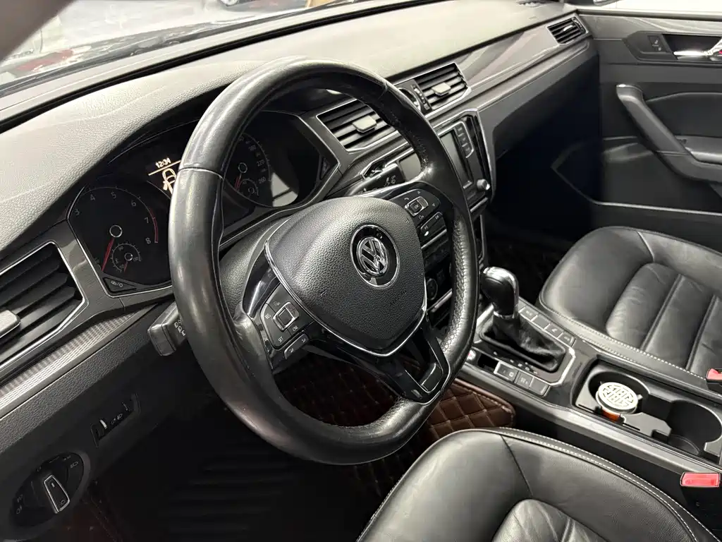 Volkswagen Passat 2017 — фото 11