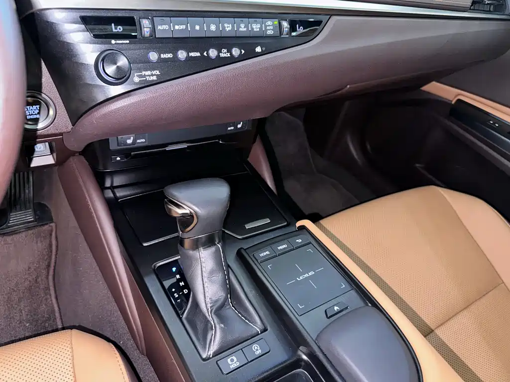 Lexus ES 2019 — фото 11