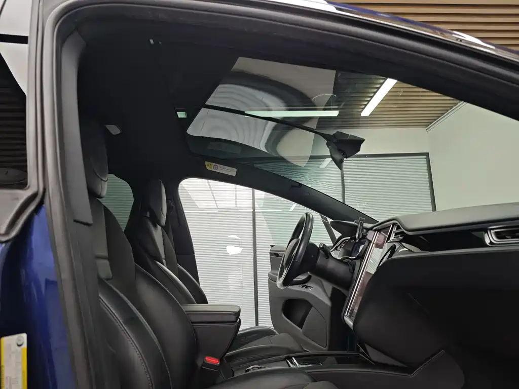 Tesla Model X 2017 — фото 29