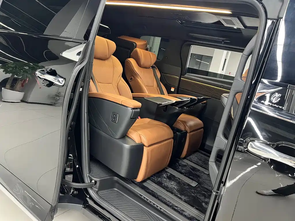 Toyota Alphard 2024 — фото 14