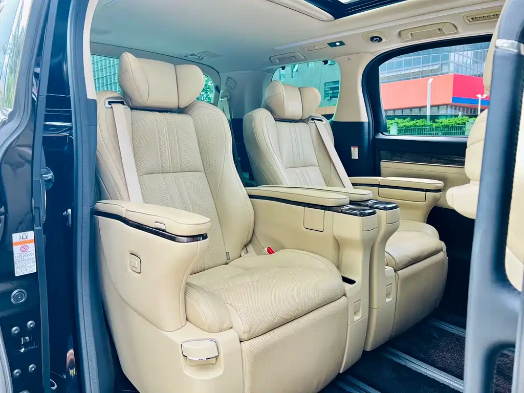 Toyota Alphard 2022 — фото 8
