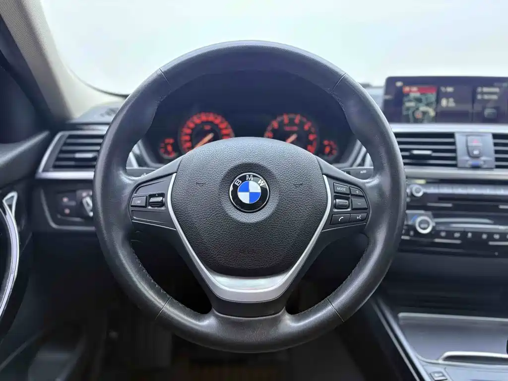 BMW 3 Series 2019 — фото 15