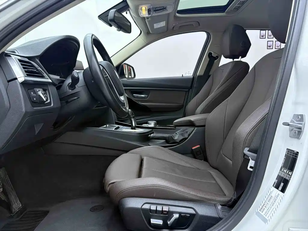 BMW 3 Series 2019 — фото 18