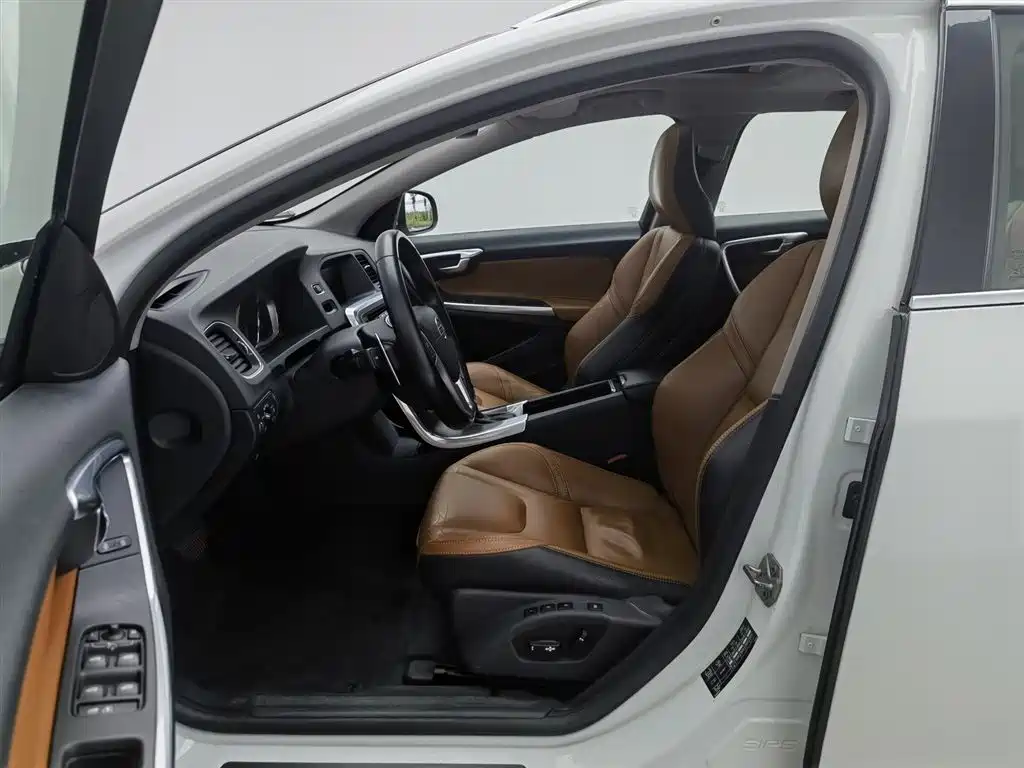 Volvo V60 2016 — фото 10